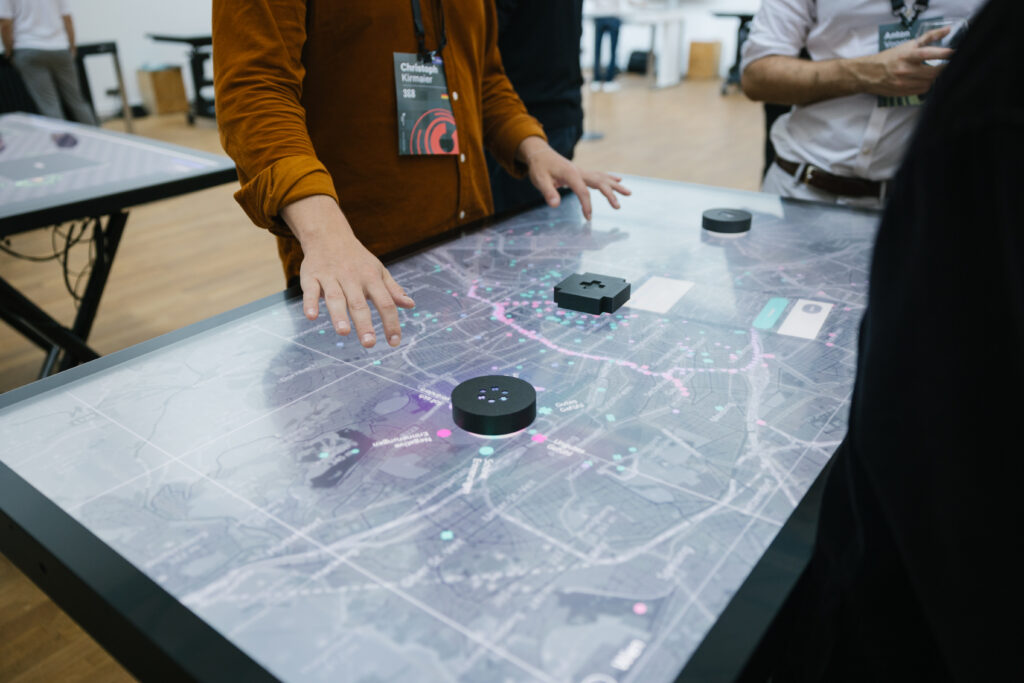 Nahaufnahme des Interactive-Scape-Touchtables mit Objekterkennung und Kartenvisualisierung des Projekts Bewegte Orte von 3e8 beim Partner Summit