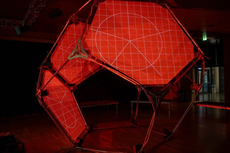DodekaOTTO-Installation von 3e8 mit rotem Kalibrierungsraster und Kreisdiagramm auf den Projektionsflächen beim EU-BIP-Workshop an der USTP