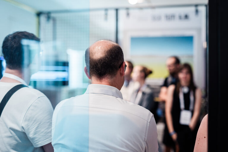 Referent erklärt Besucher:innen die interaktive Installation Mobile Data Soil von 3e8 beim Festival der Zukunft in München