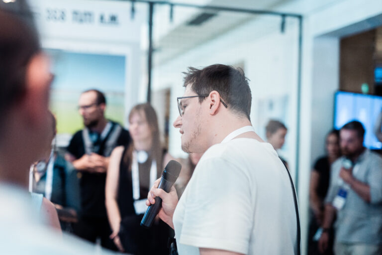 Referent erklärt Besucher:innen die interaktive Installation Mobile Data Soil von 3e8 beim Festival der Zukunft in München