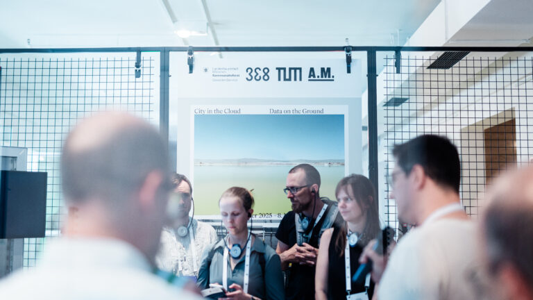 Besucher:innen hören die Besucher:innen Führung der interaktive Installation Mobile Data Soil von 3e8 beim Festival der Zukunft in München
