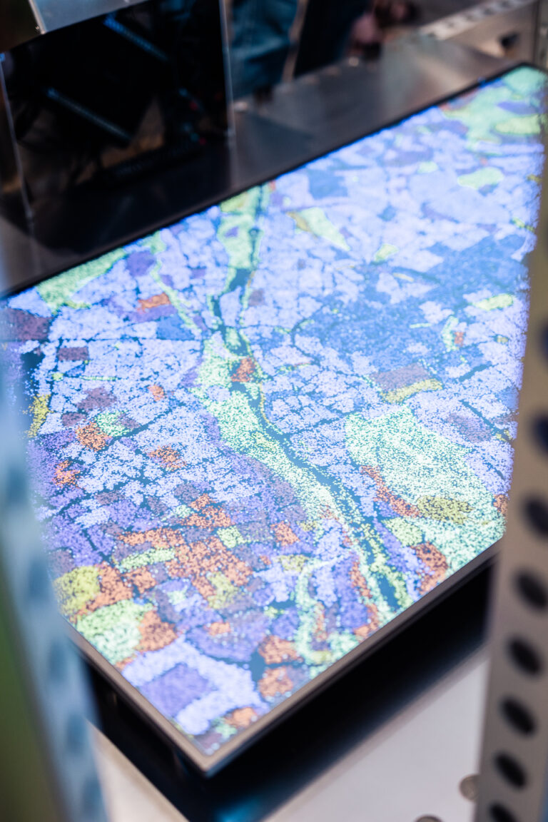 Nahaufnahme der farbigen Datenvisualisierung in Form eines Patikelsystems auf dem Bildschirm der Installation Mobile Data Soil von 3e8