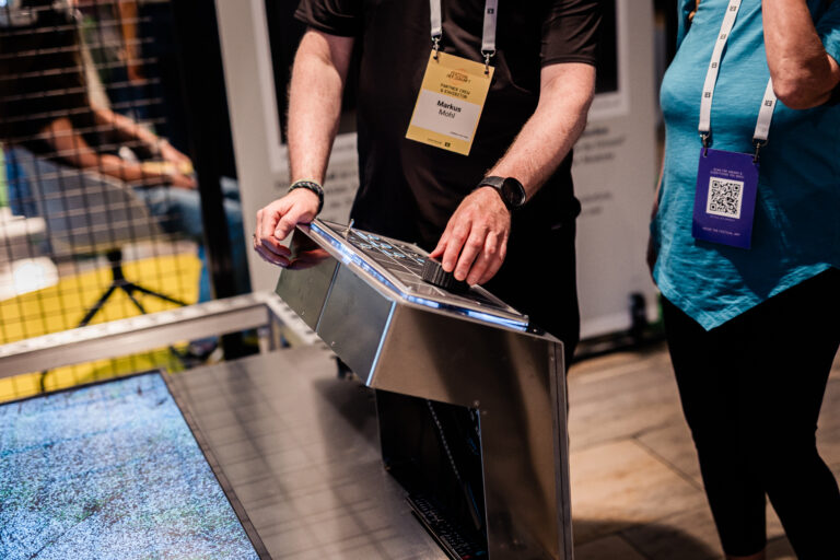 Person bedient das Kontrollpult der interaktiven Installation Mobile Data Soil von 3e8 beim Festival der Zukunft in München